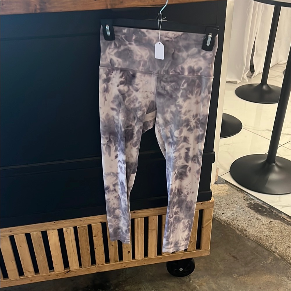 Lulelemon Tie-Dye Leggings cropped